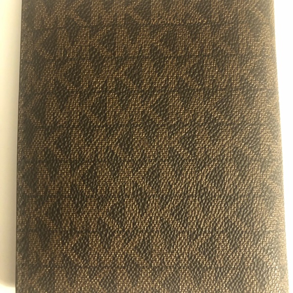 Authentic Michael Kors jet set passport holder/wallet - Picture 5 of 5